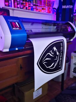 Custom auto naljepnica Peugeot – Profesionalna grafika i štampa NEDIMAL Tešanj